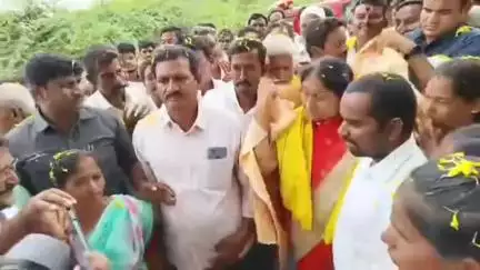 వెంకటగిరి పాలెంలో పెన్షన్లు పంపిణీ చేసిన మంత్రి సవిత