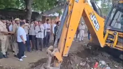 हमीरपुर: सुमेरपुर कस्बे में तलैया पर किए गए कब्जे पर चला बुलडोजर, शिकायत पर राजस्व व नगर पंचायत ने की कार्रवाई