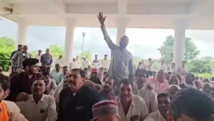 सीहोर नगर: निपानिया गांव के ग्रामीणों ने स्मार्ट मीटर व विद्युत समस्या को लेकर कलेक्ट्रेट में किया प्रदर्शन, सौंपा ज्ञापन