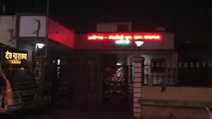 પલસાણા: બલેશ્વરમાં મોટરસાયકલ સવાર દંપતી પાસેથી   ચેન અને રોકડ મળી ₹.2.20 લાખની લૂંટ કરી અંધારામાં નાસી ગયા.
