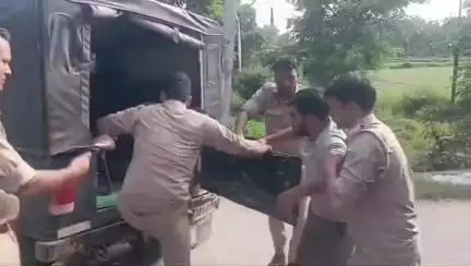 चंदौसी: चंदौसी के कोकावास पुल के नजदीक पुलिस और बदमाशों के बीच मुठभेड़, बदमाश के पैर में लगी गोली, नगदी व अवैध शस्त्र बरामद