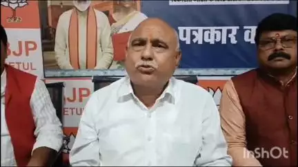 आठनेर: हिडली में भाजपा प्रदेशाध्यक्ष को लेकर हुई आतिशबाजी, भाजपा कार्यकर्ताओं ने एक दूसरे को खिलाई मिठाई