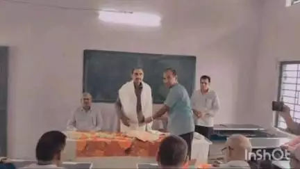 त्योंथर: पीएम श्री विद्यालय संकुल गढ़ी के प्राचार्य रामनारायण सिंह सेवानिवृत्त, विद्यालय में विदाई समारोह आयोजित