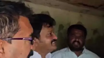 தேன்கனிகோட்டை: பெட்டமுகிலாளம் ஊராட்சியில் சிதிலமடைந்த பழங்குடியின தொகுப்பு வீடுகளை பார்வையிட்ட தளி எம்எல்ஏ