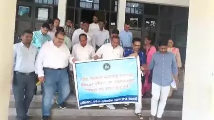 ପାରଳାଖେମୁଣ୍ଡି: ଭୂବନେଶ୍ୱର ମାଡ ଘଟଣାକୁ ନେଇ ଜିଲ୍ଲାପାଳଙ୍କ କାର୍ଯ୍ୟାଳୟ ସମ୍ମୁଖରେ ଗଜପତି ଓଏଏସ୍ ସଂଘର ପ୍ରତିବାଦ