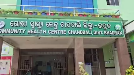 ଭଦ୍ରକ ଗ୍ରାମାଞ୍ଚଳ: ପାଣିରେ ଭାସୁଛି ମେଡିକାଲ୍ ପରିସର। ତେବେ ଏମିତି କିଛି ଦୃଶ୍ୟ ଦେଖିବାକୁ ମିଳିଛି ଚାନ୍ଦବାଲି ମେଡିକାଲ୍ ରେ