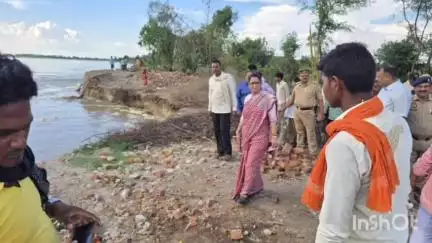 महसी: जानकी नगर कटान प्रभावित गांव पहुंची डीएम मोनिका रानी ने कटान का लिया जायजा, संबंधित को दिए आवश्यक दिशा-निर्देश