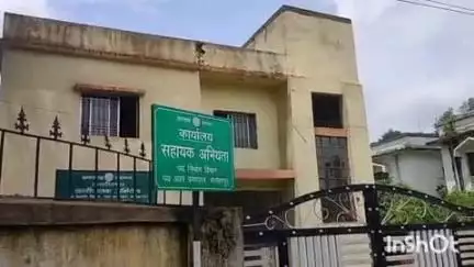 मनोहरपुर: संवेदक की शिकायत पर चाईबासा के डीसीएलआर ने मनोहरपुर पथ प्रमंडल कार्यालय का दौरा किया