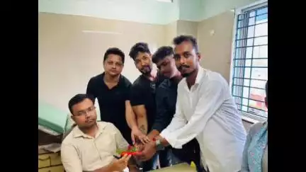 বসিরহাট ১: চিকিৎসক দিবস উপলক্ষে বসিরহাট হাসপাতালে চিকিৎসকদের সম্মান জানালো তৃণমূল ছাত্র পরিষদ