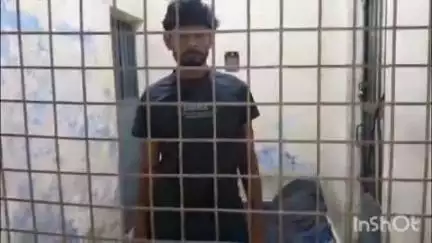 कासगंज: सदर कोतवाली पुलिस ने चेकिंग के दौरान शिवांग डेयरी के समीप से एक व्यक्ति को गिरफ्तार किया, 28 क्वार्टर अवैध शराब बरामद