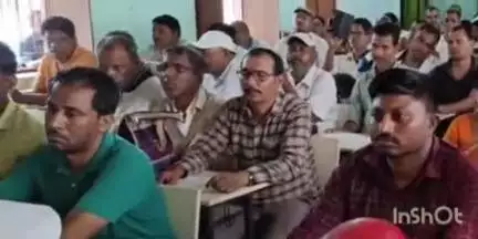 फतुहा: हाई स्कूल में मतदाता सूची वेरिफिकेशन को लेकर राजनीतिक दलों के कार्यकर्ताओं और बीएलओ के साथ बैठक
