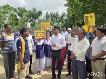 शिवहर: कमरौली पंचायत में विशेष गहन पुनरीक्षण कार्यक्रम के तहत डीएम ने दो मतदान केंद्रों का भ्रमण किया