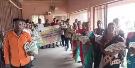 चतरा: सिंगलविंडो परिसर में पहरा और बारियातु पंचायत के किसानों के साथ बैठक, 80 किसानों को बीज वितरित