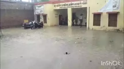 महसी: इमामगंज कस्बा स्थित साधन सहकारी समिति के गोदाम में बारिश का पानी घुसा, लाखों का हुआ नुकसान