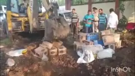 आरा: उत्पाद थाना परिसर में जिला अधिकारी के निर्देश पर मजिस्ट्रेट की मौजूदगी में लाखों रुपए की शराब पर चला बुलडोजर