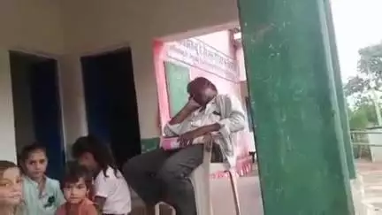 मोहनगढ़: स्कूल में कुर्सी पर खर्राटे लेने वाले शिक्षक के खिलाफ बड़ी कार्रवाई, कलेक्टर ने लापरवाह शिक्षक को किया निलंबित