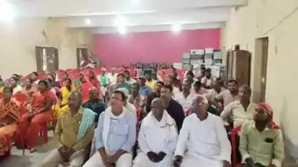 रहुई: सभागार भवन रहुई में बीडीओ ने एसआईआर को लेकर बीएलओ और जनप्रतिनिधियों के साथ बैठक की