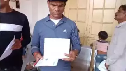 शिवपुरी नगर: एफडी के पैसे नहीं दे रहा बैंक, बेटी की शादी और इलाज के लिए ग्रामीण ने कलेक्टर से लगाई गुहार