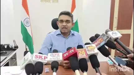 धार: धार में मंदिरों की जमीनों की नीलामी से नाराज़ पुजारी संघ के धरने पर कलेक्टर ने कहा- पुजारियों के हित में होगा फैसला