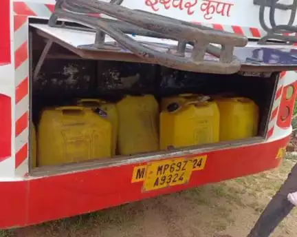 अलीराजपुर: जिले में पुलिस ने 49 अवैध ताड़ी विक्रेताओं पर की कार्रवाई, 1165 लीटर ताड़ी ज़ब्त, 4 आरोपी और वाहन ज़ब्त