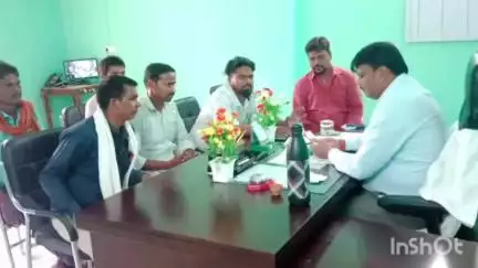 गावां: गावां अंचल कार्यालय में मुआवजे के लाभ के लिए पीड़ित परिवार ने सीओ को दिया आवेदन