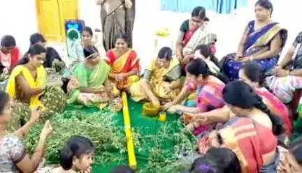 సిద్దిపేట అర్బన్: సిద్దిపేట పట్టణంలోని 24 వ వార్డు మహిళా సమైక్య భవనంలో జరిగిన గోరింటాకు సంబరాల్లో పాల్గొన్న మున్సిపల్ చైర్ పర్సన్ మంజుల