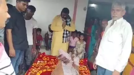 तरहसी: उदयपुरा वन के मुखिया महेंद्र पासवान का निधन, पांकी विधायक ने घर पहुंचकर दी श्रद्धांजलि