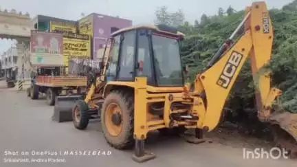 పట్టణంలోని స్వర్ణముఖి నదిలో అక్రమంగా ఇసుక రవాణా చేస్తున్న ట్రాక్టర్లు జెసిబి ను సీజ్ చేసిన సీఐ నాగార్జున రెడ్డి