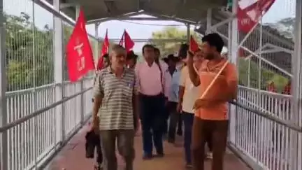 কাশীপুর: ইন্দ্রবিল ও সিরজাম স্টেশনে স্টোপেজের দাবিতে ইন্দ্রবিল স্টেশনে CPIM-র বিক্ষোভ ও ডেপুটেশন,প্রতিক্রিয়া দিলেন BJP-র MP