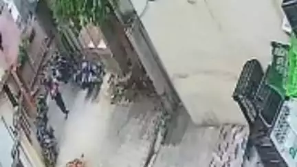हाटा: हाटा में स्कूल से बेटे का टीसी लेने आए व्यक्ति की पल्सर बाइक चोरी, घटना सीसीटीवी कैमरे में कैद हुई