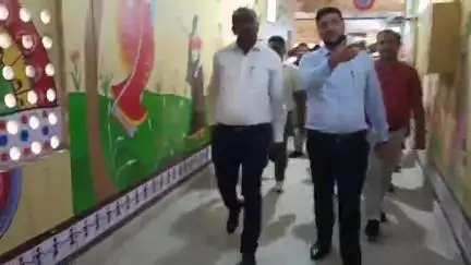 महाराजगंज: महराजगंज विकास भवन का जिलाधिकारी ने किया औचक निरीक्षण, सफाई और रिकॉर्ड व्यवस्था पर दिए निर्देश