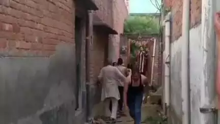 शाहजहांपुर: थाना रोजा क्षेत्र में मिट्टी खोदने से मना करने पर दबंगों ने महिला के घर पर किया पथराव, वीडियो सोशल मीडिया पर वायरल