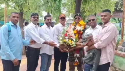 अकोला: देशाच्या संरक्षणासाठी एन. एस.जी.कमांडो मध्ये 17 वर्षे सेवा दिल्यानंतर सेवानिवृत्तीनंतर अकोल्याच्या सैनिकाची मिरवणूक