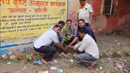 गरौठा: द हिंदू फाउंडेशन के राष्ट्रीय सचिव के जन्मदिन पर कार्यकर्ताओं ने गुरसरांय में फल वितरण व वृक्षारोपण किया