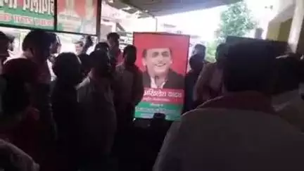 कोरांव: समाजवादी पार्टी कार्यालय कोरांव पर पूर्व मुख्यमंत्री अखिलेश यादव का जन्मदिन काटकर मनाया गया, वस्त्र व फल बांटे गए