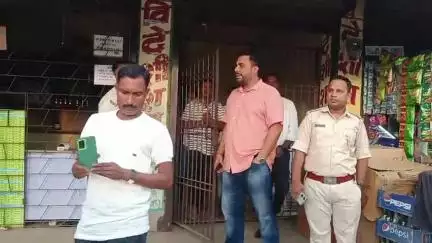प्रतापपुर: बीडीओ और थाना प्रभारी ने शराब की दुकान का निरीक्षण किया