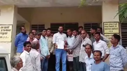 डग: गोलखेड़ी के ग्रामीणों ने खेतों पर जाने के रास्ते को सही करवाने के लिए उपखंड अधिकारी को सौंपा ज्ञापन
