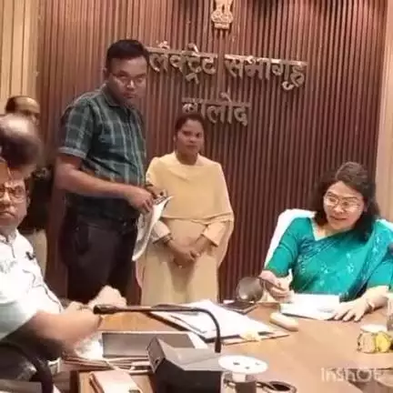 बालोद: संयुक्त जिला कार्यालय बालोद के सभाकक्ष में जनदर्शन कार्यक्रम का आयोजन, कलेक्टर ने सुनी आम नागरिकों की समस्याएं
