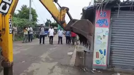 కోరంగి సీతారామపురం బైపాస్ రహదారిపై ఆక్రమణ లో ఉన్న దుకాణాలు తొలగించిన అధికారులు