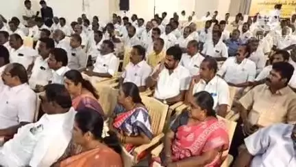 பெருந்துறை: பெருந்துறை சாலையில் உள்ள மண்டபத்தில் ஓரணியில் தமிழ்நாடு என்ற தலைப்பில் செயலியை மக்களிடம் எடுத்துக் கூற வேண்டும் என்பதற்காக ஆலோசனைக் கூட்டம்