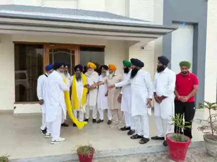 ਬਾਘਾ ਪੁਰਾਣਾ: ਜਥੇਦਾਰ ਤੀਰਥ ਸਿੰਘ ਮਾਹਲਾ ਦੇ ਕੋਰ ਕਮੇਟੀ ਮੈਂਬਰ ਚੁਣੇ ਜਾਣ ਤੇ ਹਲਕਾ ਧਰਮਕੋਟ ਤੋਂ ਸਰਕਲ ਪ੍ਰਧਾਨਾਤੇ ਵਰਕਰਾਂ ਨੇ ਘਰ ਪਹੁੰਚ ਕੇ ਦਿੱਤੀ ਵਧਾਈ