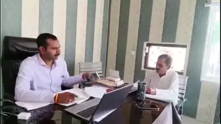 अमरोहा: डिडौली निवासी किसान नेता ने दी आत्मदाह की चेतावनी, जांच के लिए पहुंचे सदर एसडीएम