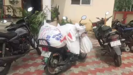 పెద్దప్రోలు పంచాయతీ పరిధిలోని ప్రశాంతి నగర్ వద్ద అక్రమ రేషన్ బియ్యం పట్టివేత