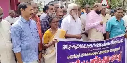 കരുനാഗപ്പള്ളി: വെട്ടിപ്പൊളിച്ച റോഡ് നന്നാക്കിയില്ല, മനുഷ്യാവകാശ സാമൂഹിക നീതി ഫോറം അരമത്തു മഠം ജങ്ഷനിൽ പ്രതിഷേധം നടത്തി