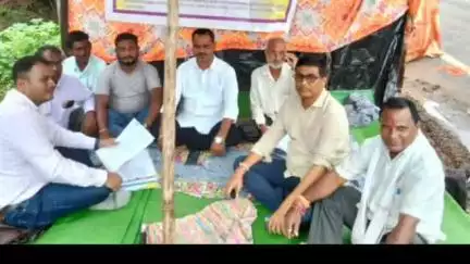 गडचिरोली: मुख्य वनसंरक्षक कार्यालय गडचिरोली समोरील ठिय्या आंदोलनाला मानवाधिकार संघटनेचे प्रदेशाध्यक्ष प्रनय खुणे यांनी दिली भेट