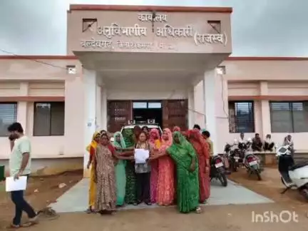 बल्देवगढ़: बल्देवगढ़: गल्ला मंडी के ठेकेदारों ने आदिवासी बस्ती का रास्ता किया बंद, महिलाओं ने SDM से शिकायत की