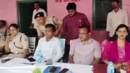धोरैया: कुर्मा मध्य विद्यालय में मुहर्रम को लेकर एसडीएम व एसडीपीओ की अध्यक्षता में शांति समिति की अंतराज्यीय बैठक हुई