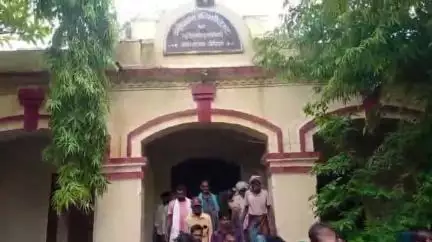 सेंधवा: झोपालि के ग्रामीण राशन के लिए तरसे, अधिकारियों की चुप्पी, संचालकों पर नहीं हो रही कोई कार्यवाही