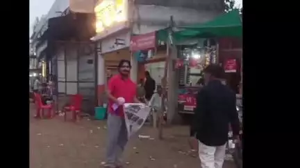 सुसनेर: कांग्रेस कार्यकर्ता ने सड़क से पार्टी का पोस्टर उठाकर दिखाई निष्ठा
