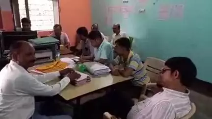 फुलवरिया: कम मानदेय से मनरेगा कर्मी भुखमरी के कगार पर, मानदेय बढ़ाने की मांग